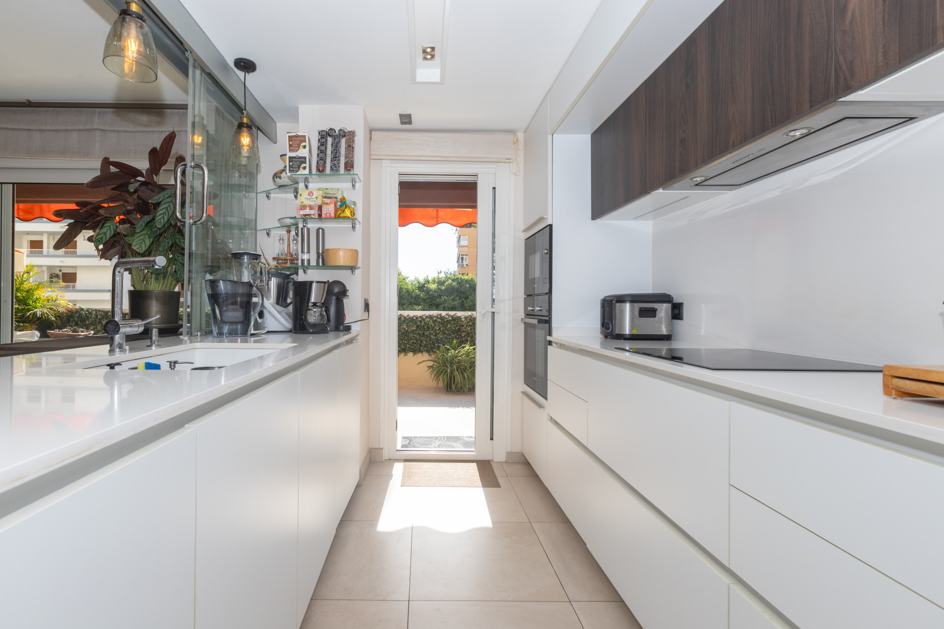 Recently renovated  3-bedroom apartment with sea views and big terrace ideally located in the heart of Marbella city centre — photo 12