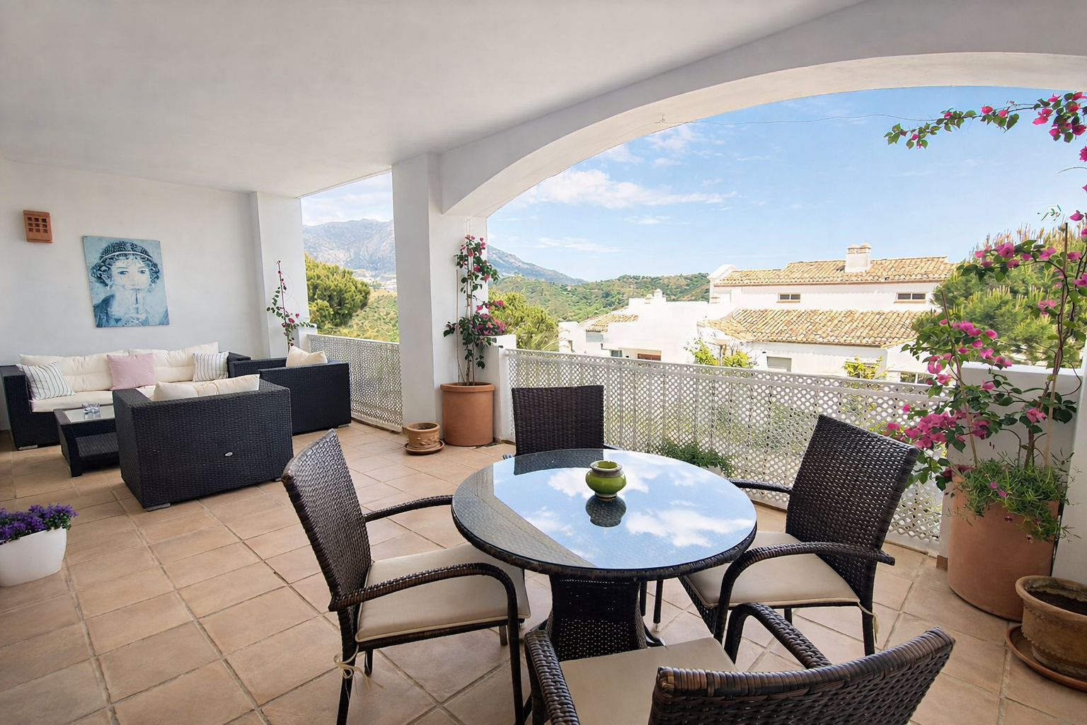 Bright South-Facing Apartment with Panoramic Mountain & Sea Views