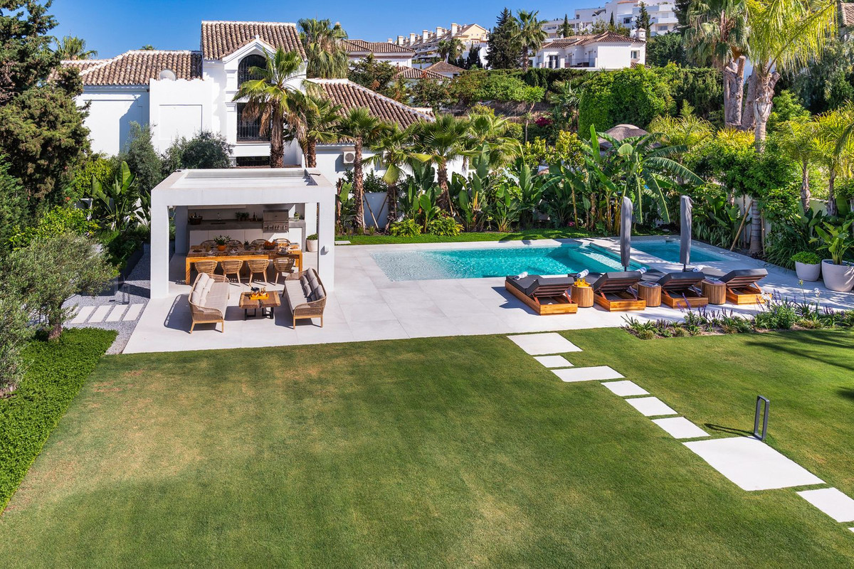 A SOPHISTICATED VILLA IN NUEVA ANDALUCIA