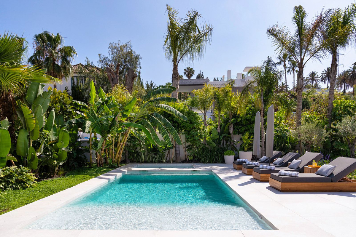 A SOPHISTICATED VILLA IN NUEVA ANDALUCIA