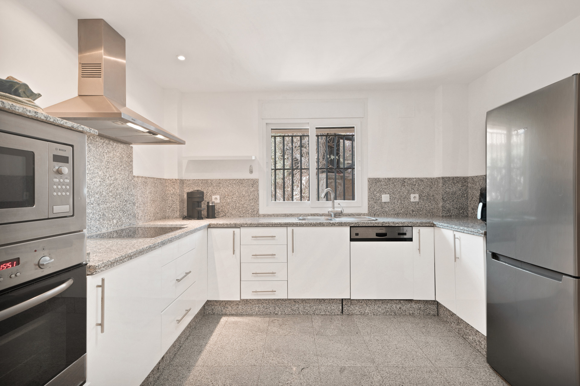 Elegante Casa Adosada en Santa Clara Golf – Vistas al Mar, Jardín Privado y Terraza para Todo el Año