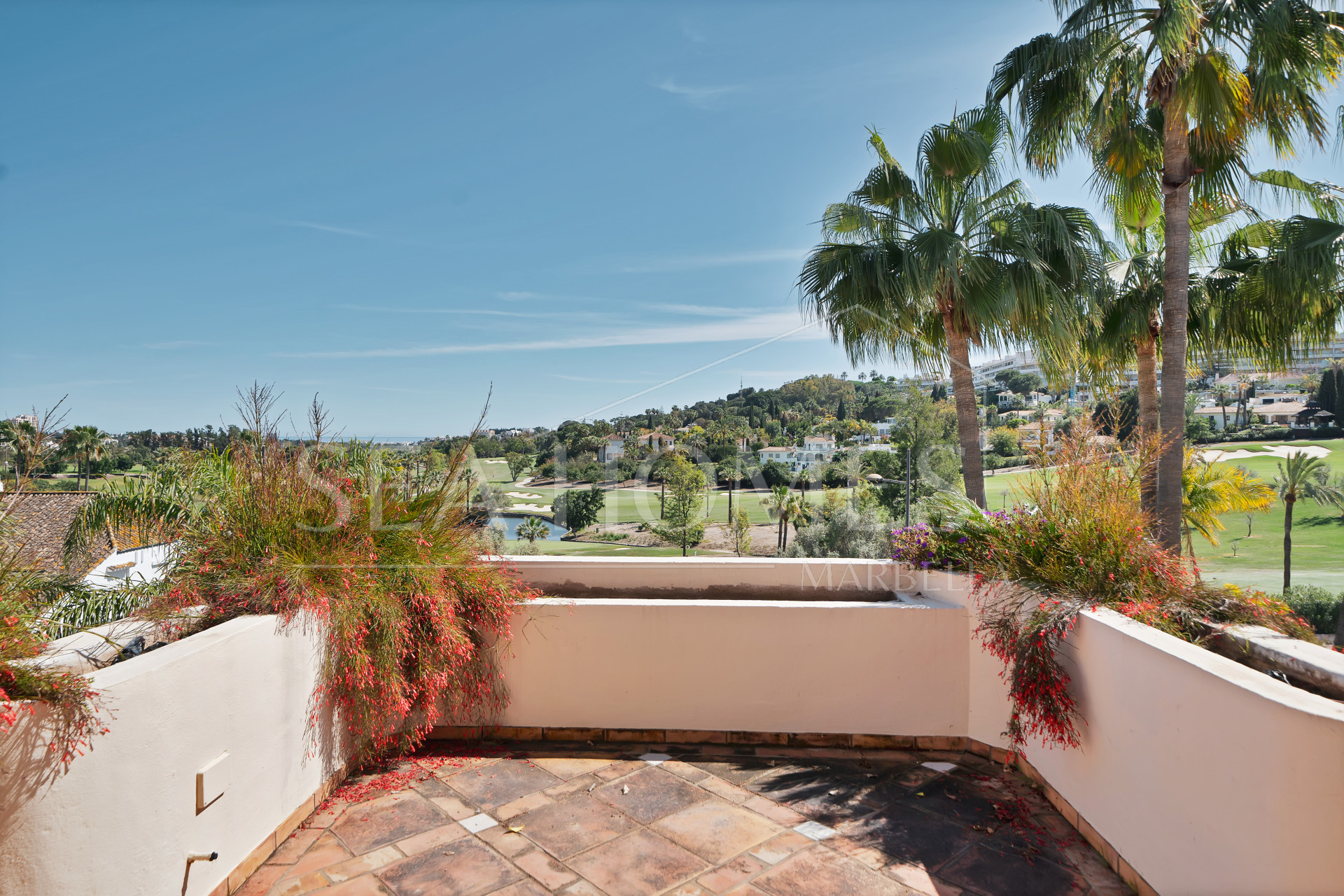 Luxury Penthouse with Panoramic Golf and sea Views in Las Alamandas