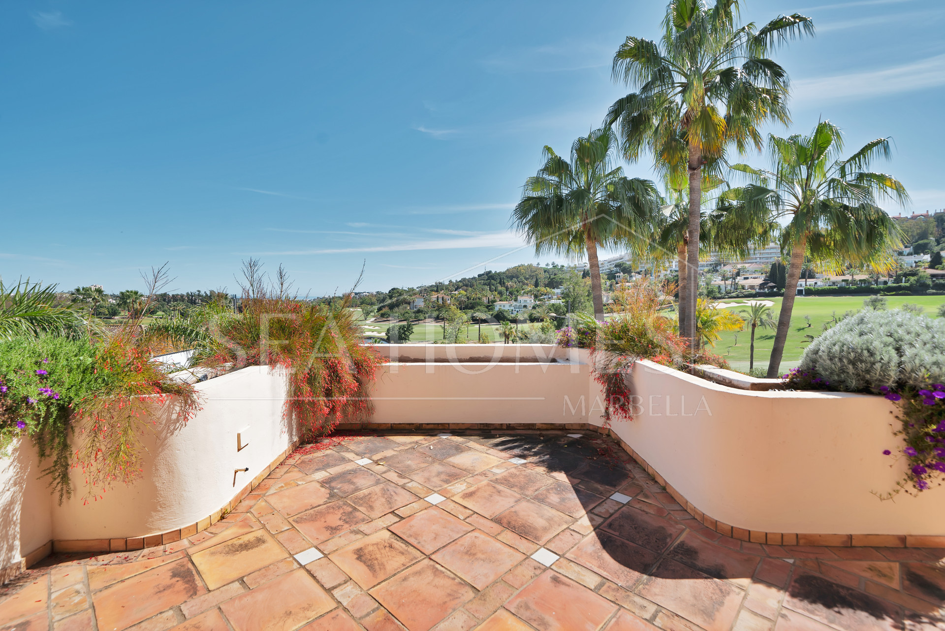 Luxury Penthouse with Panoramic Golf and sea Views in Las Alamandas