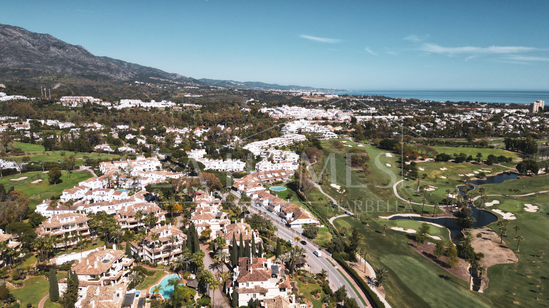 Luxury Penthouse with Panoramic Golf and sea Views in Las Alamandas