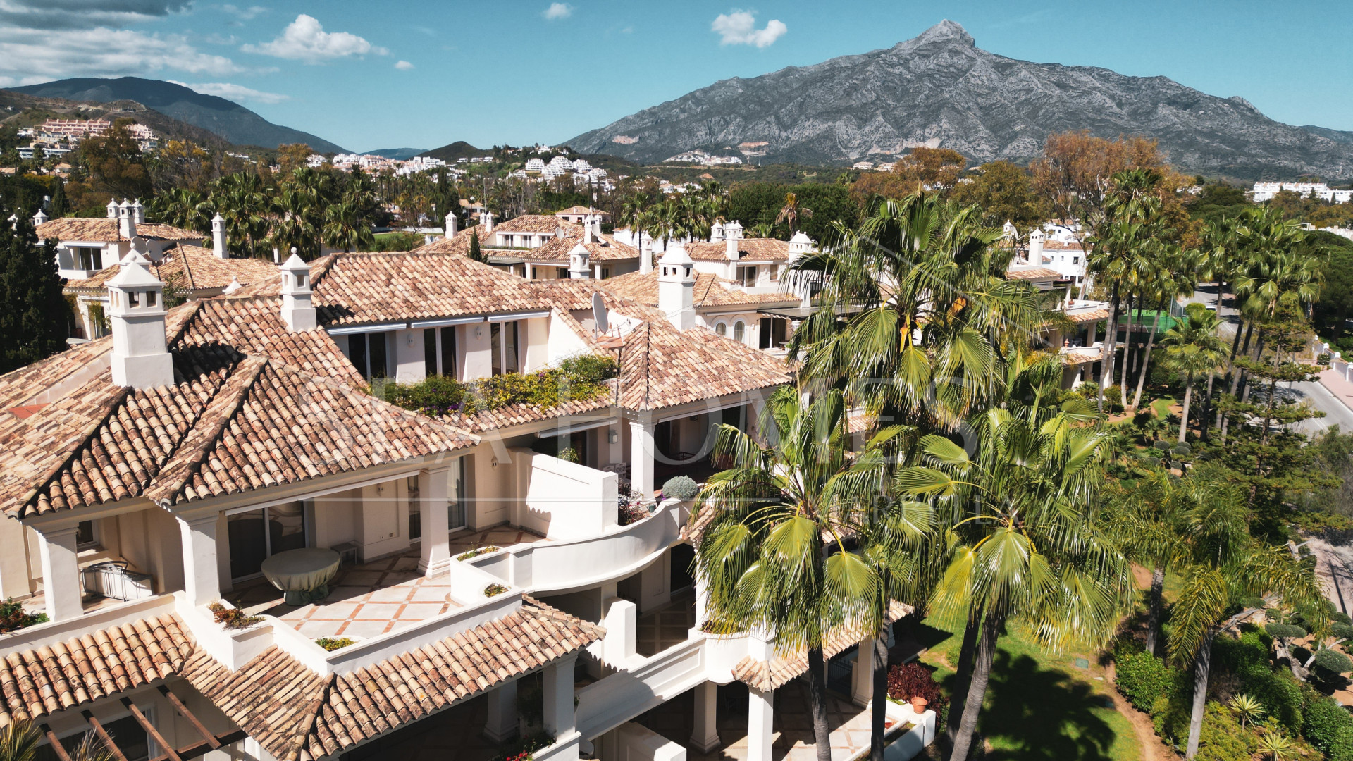 Luxury Penthouse with Panoramic Golf and sea Views in Las Alamandas