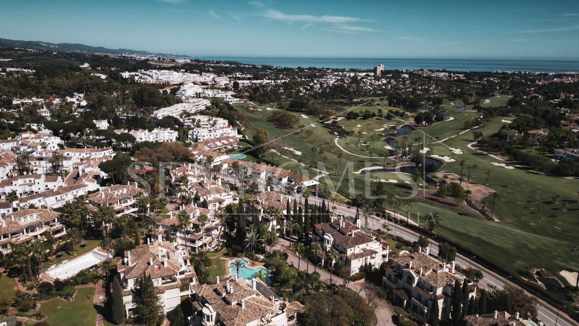 Luxury Penthouse with Panoramic Golf and sea Views in Las Alamandas