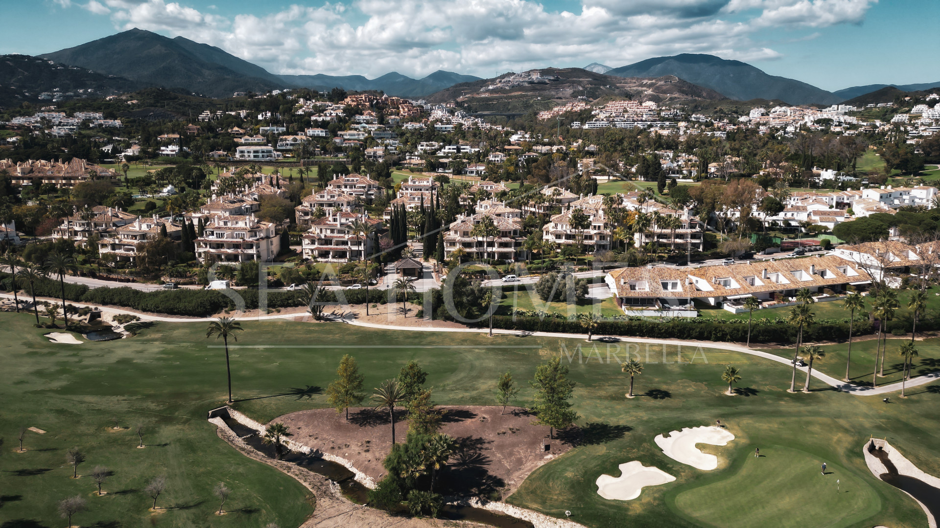 Luxury Penthouse with Panoramic Golf and sea Views in Las Alamandas