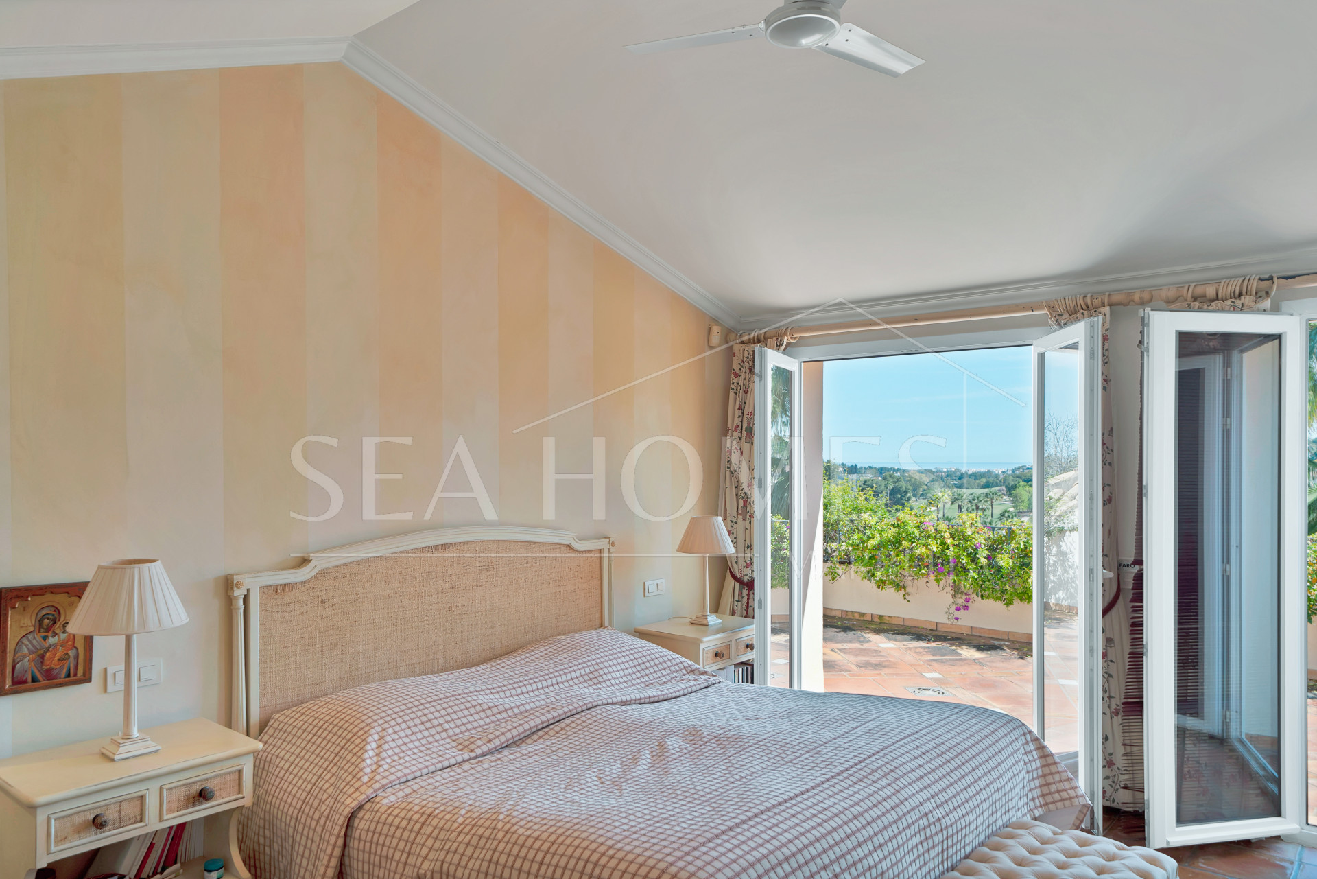 Luxury Penthouse with Panoramic Golf and sea Views in Las Alamandas