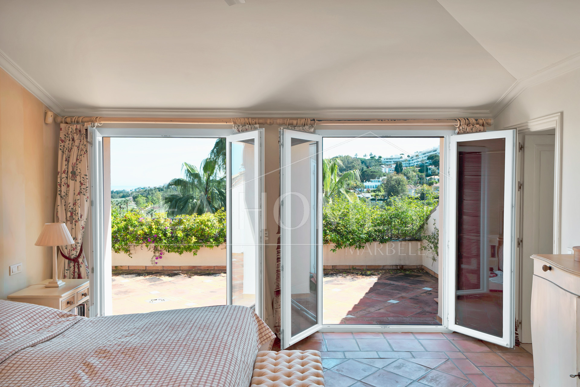 Luxury Penthouse with Panoramic Golf and sea Views in Las Alamandas