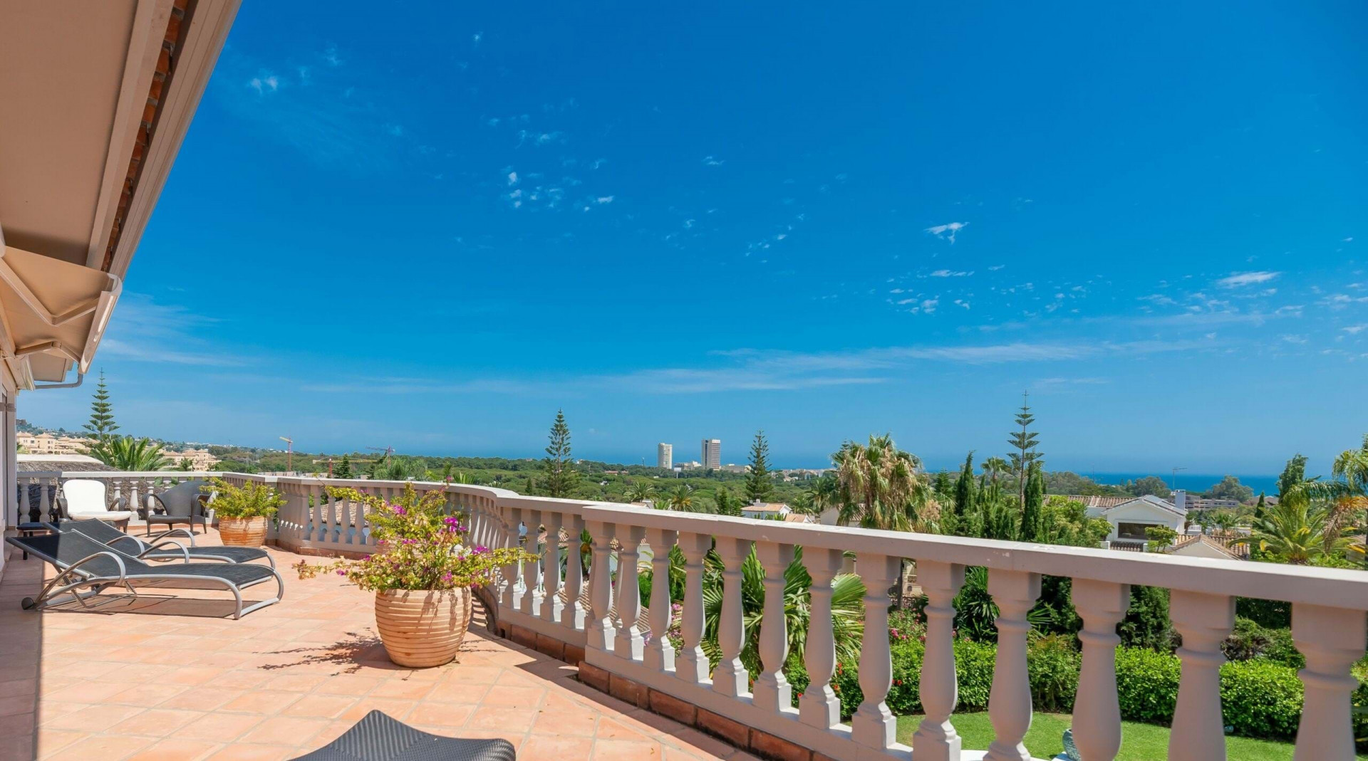 Stunning Villa in Elviria with Panoramic Sea Views and Luxurious Features