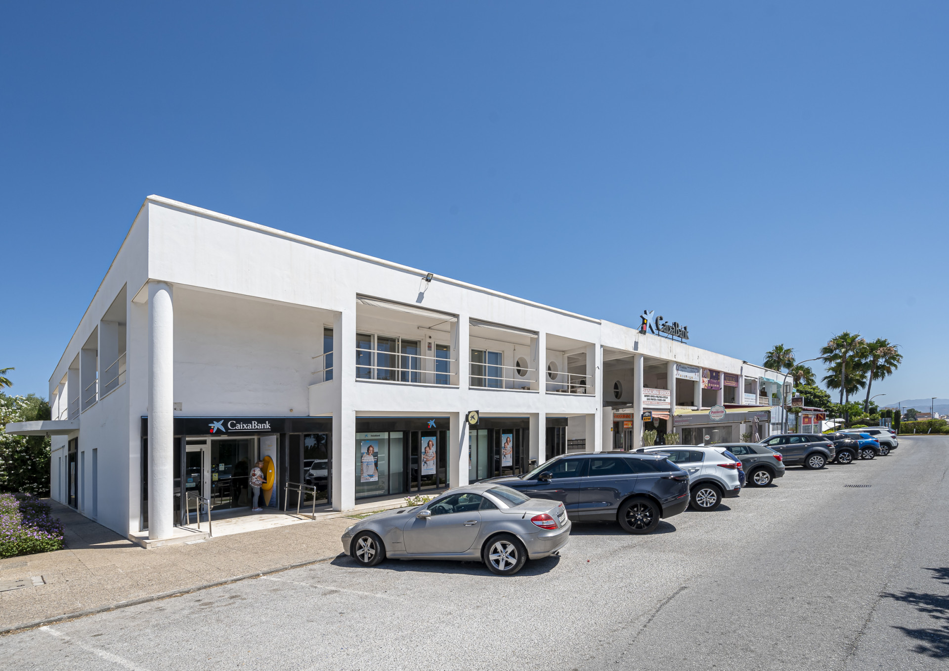 Prime 414m² Commercial Space for Sale in Centro Comercial Guadalmina – Ideal for Co-Working