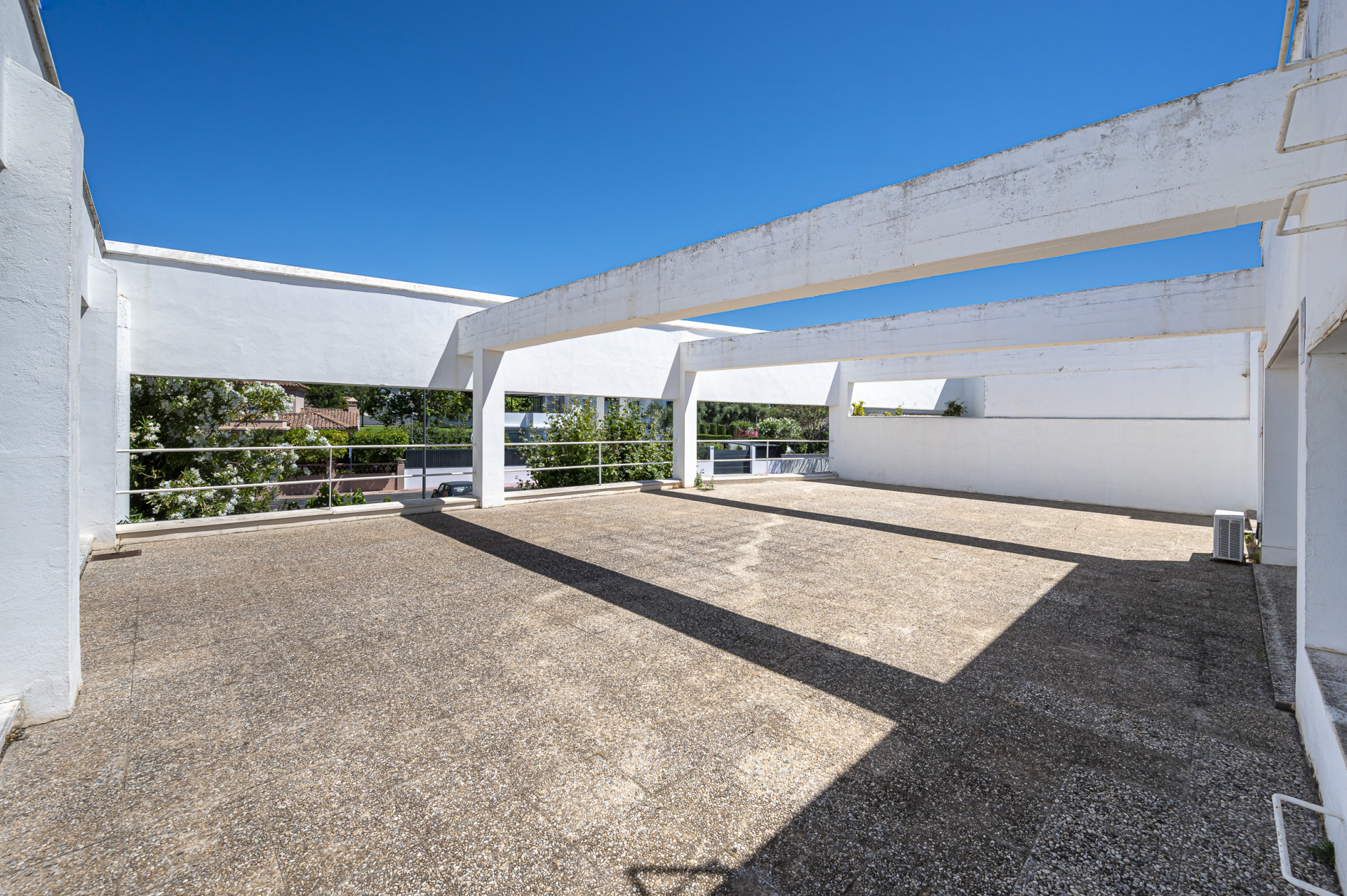 Prime 414m² Commercial Space for Sale in Centro Comercial Guadalmina – Ideal for Co-Working