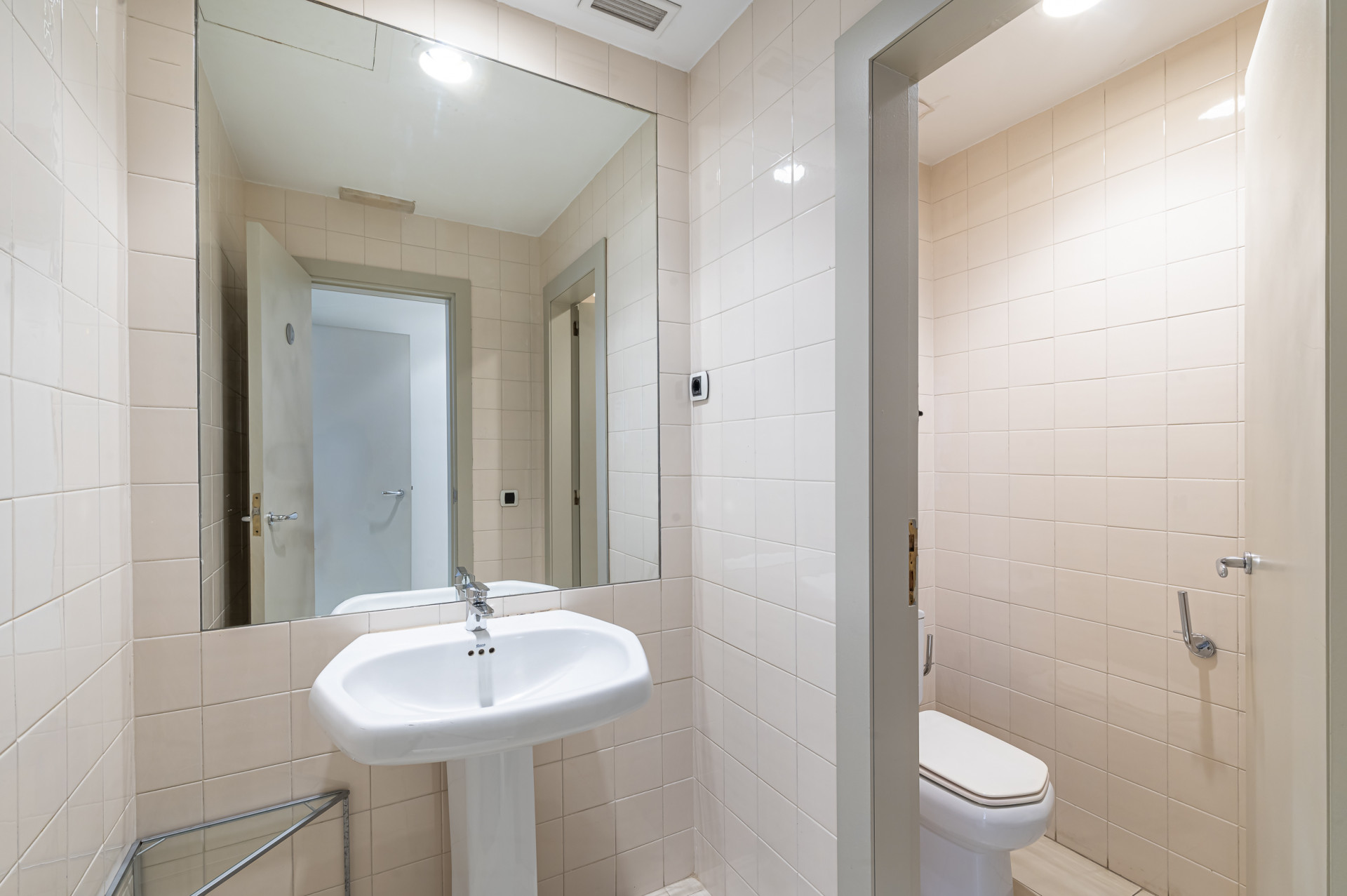 Prime 414m² Commercial Space for Sale in Centro Comercial Guadalmina – Ideal for Co-Working