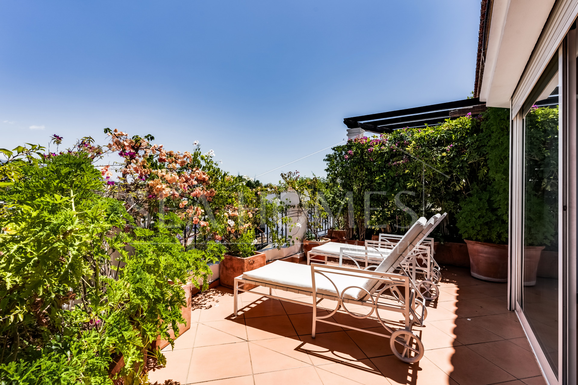 Amazing property with panoramic views!
