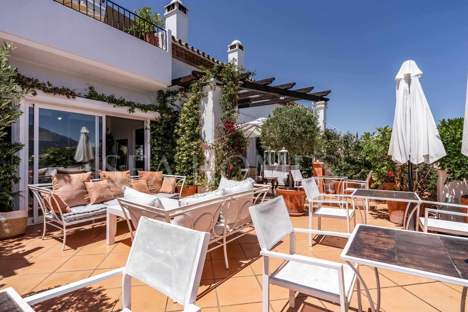 Amazing property with panoramic views!