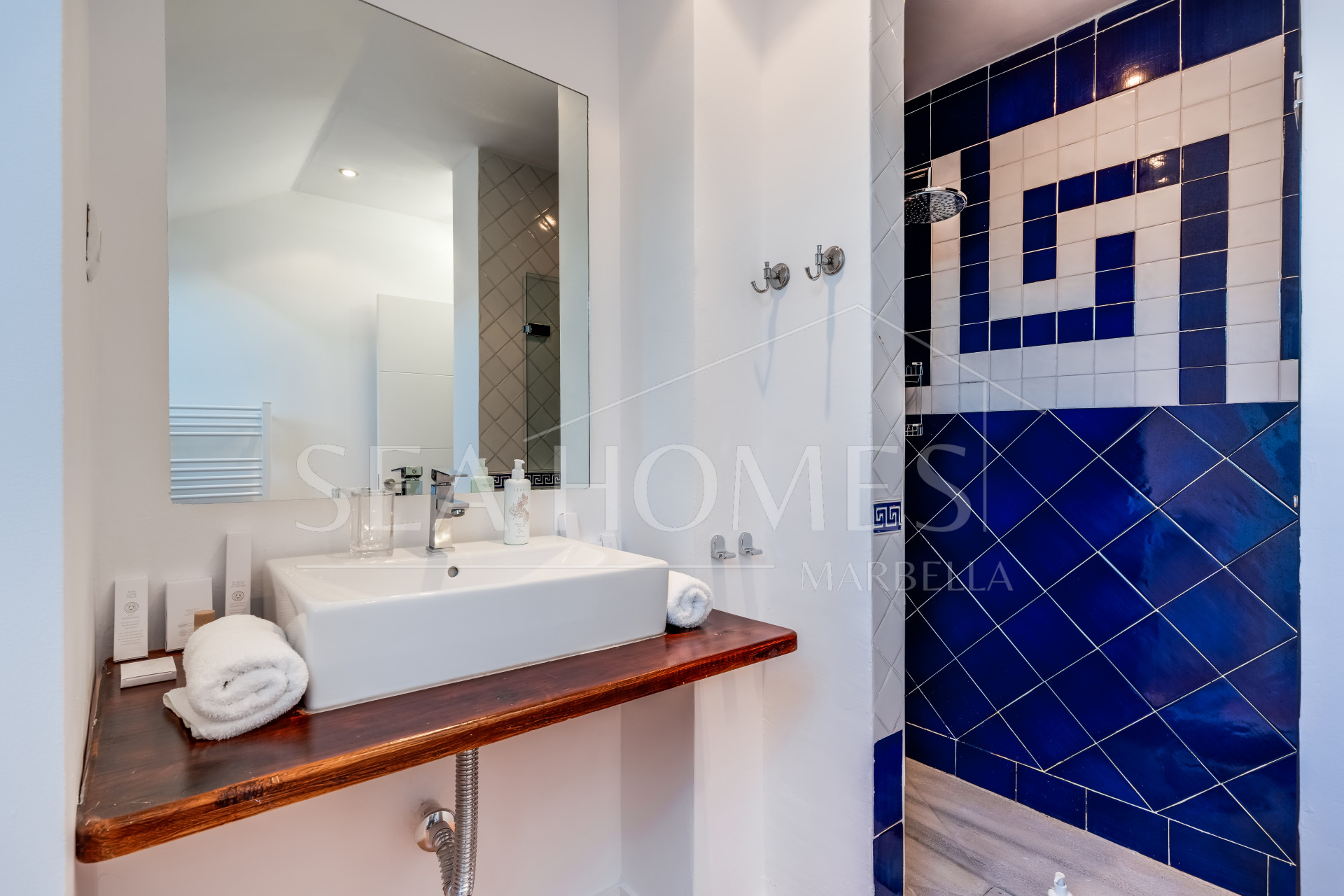 Amazing property with panoramic views!