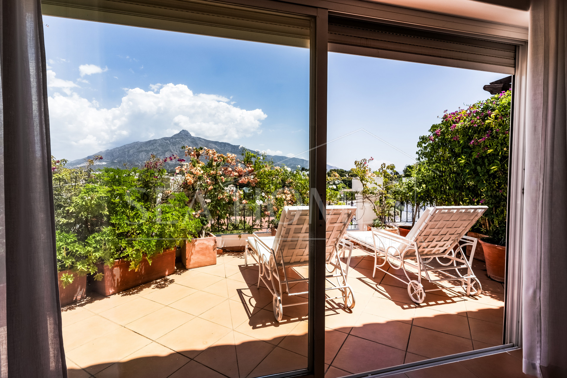 Amazing property with panoramic views!