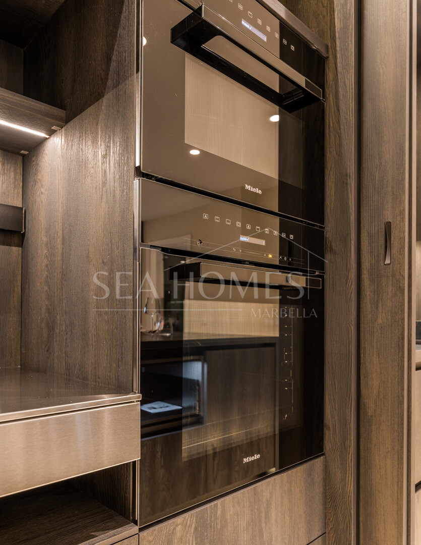 Amazing South facing 3 bedroom and 3-bathroom ground floor apartment