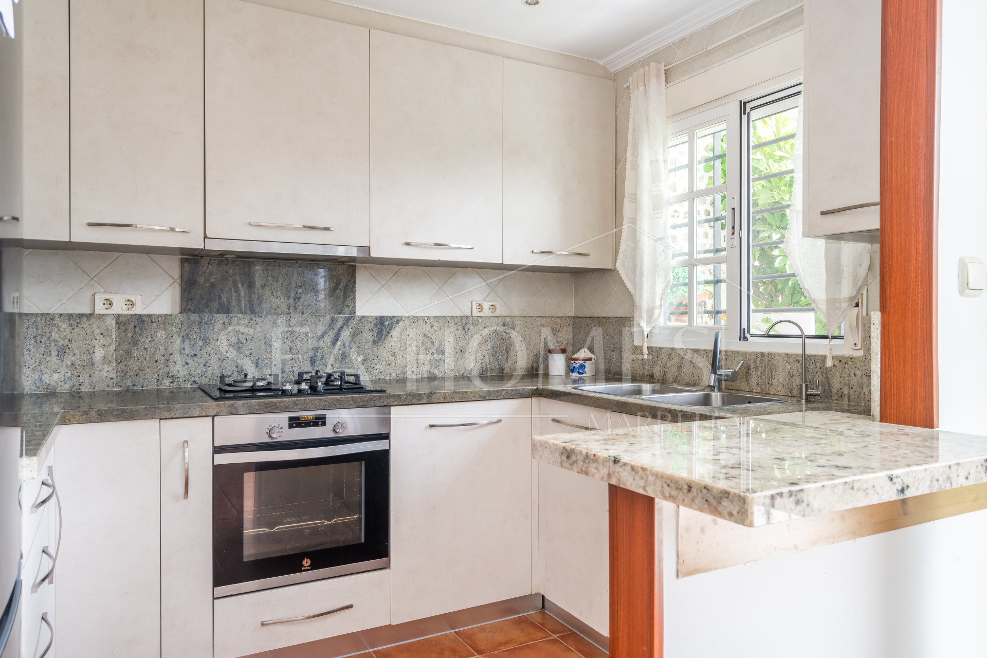 Elegant Ground Floor 3-Bedroom Apartment in Prime Nueva Andalucía Location