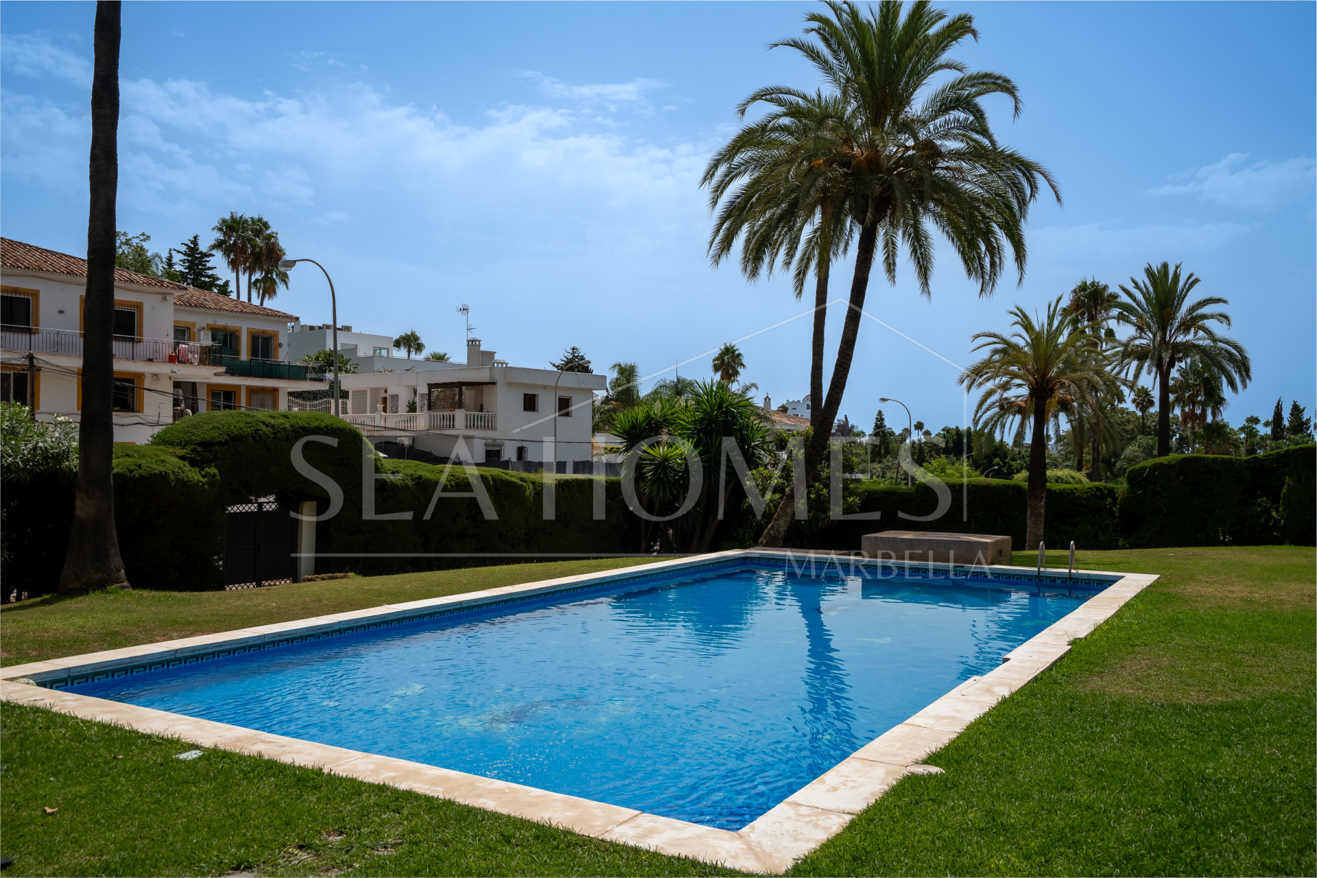 Elegant Ground Floor 3-Bedroom Apartment in Prime Nueva Andalucía Location