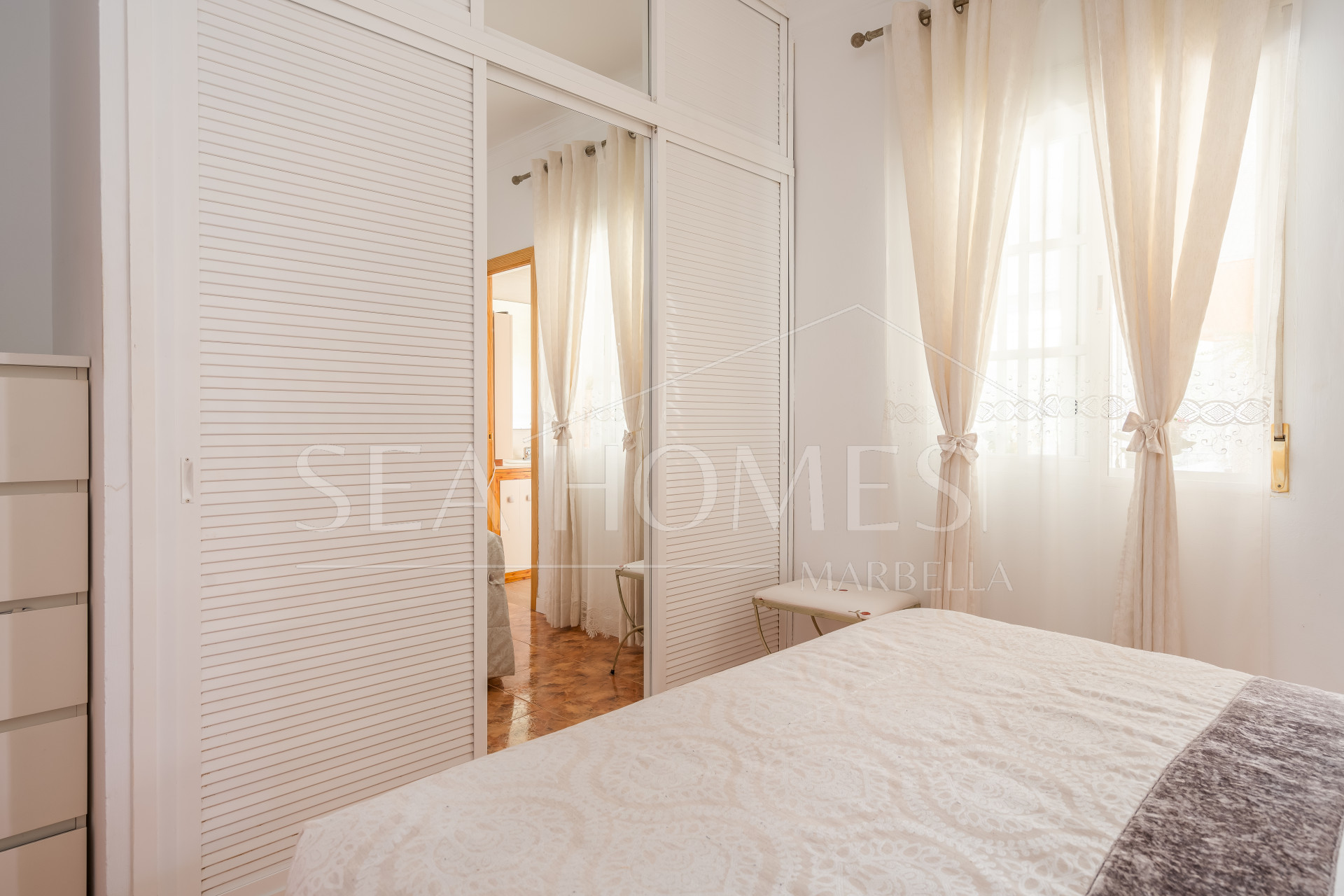 Elegant Ground Floor 3-Bedroom Apartment in Prime Nueva Andalucía Location