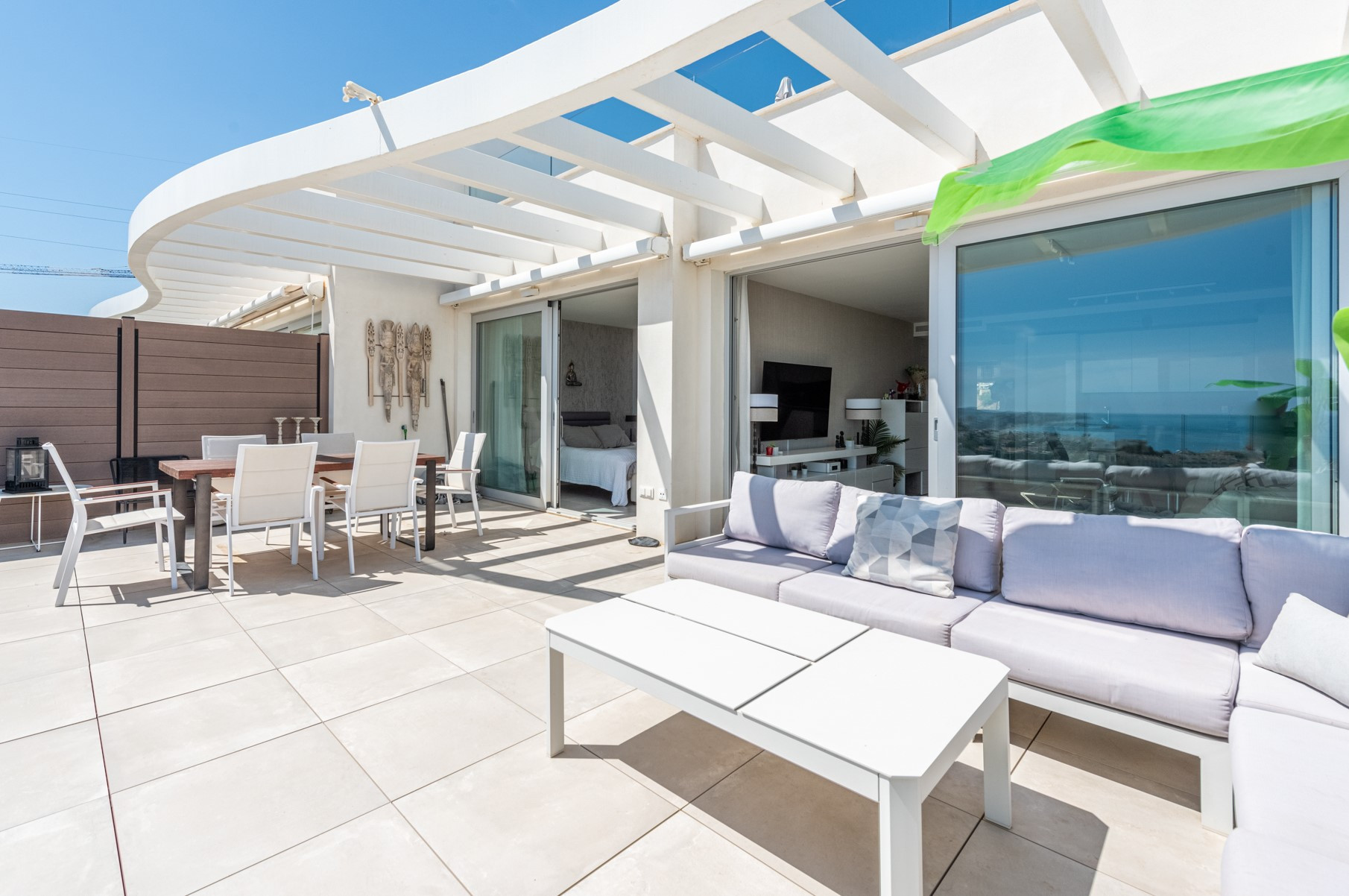 Modern penthouse with breath-taking views. Located in the lower part of Higueron, close to the beach and amenities.