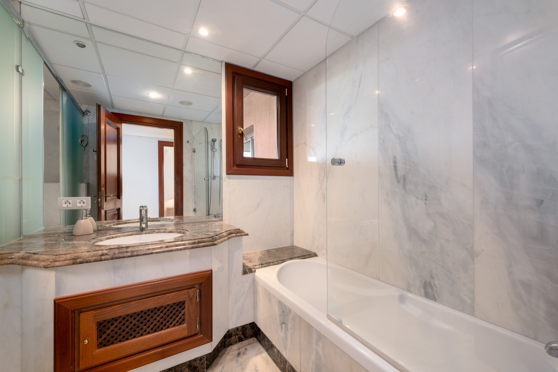 Image {index}: Apartment For sale, Estepona, €1,100,000 [830-00351P]