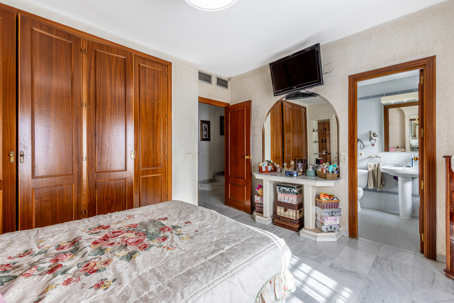 Spacious triplex with 5 bedrooms