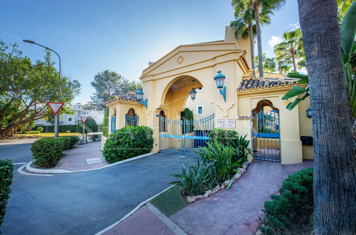 Spectacular double apartment with 5 bedrooms for sale in Nagüeles, Marbella