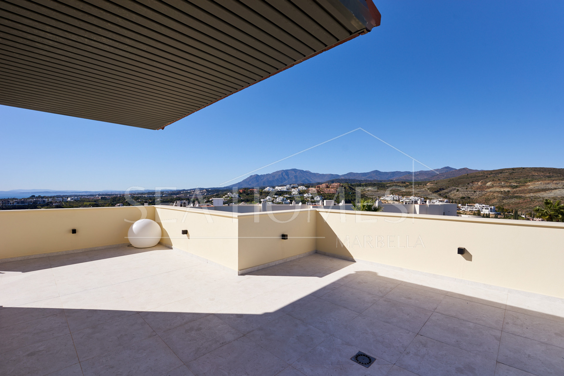 Luxurious Penthouse in Los Flamingos, Estepona with Panoramic Views