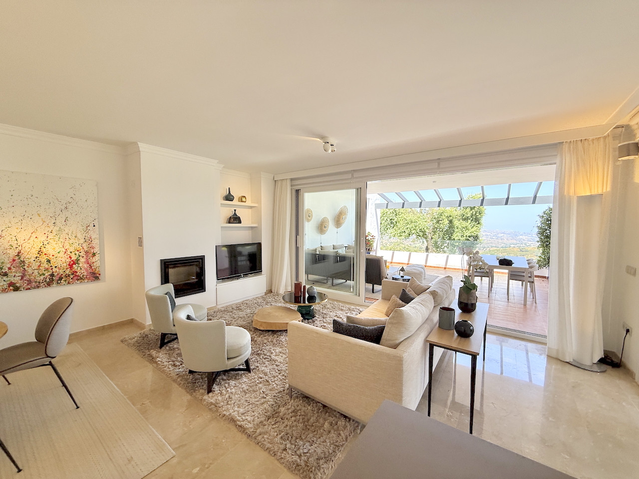 Elegante apartamento de tres dormitorios con vistas panorámicas en La Mairena, Marbella Este