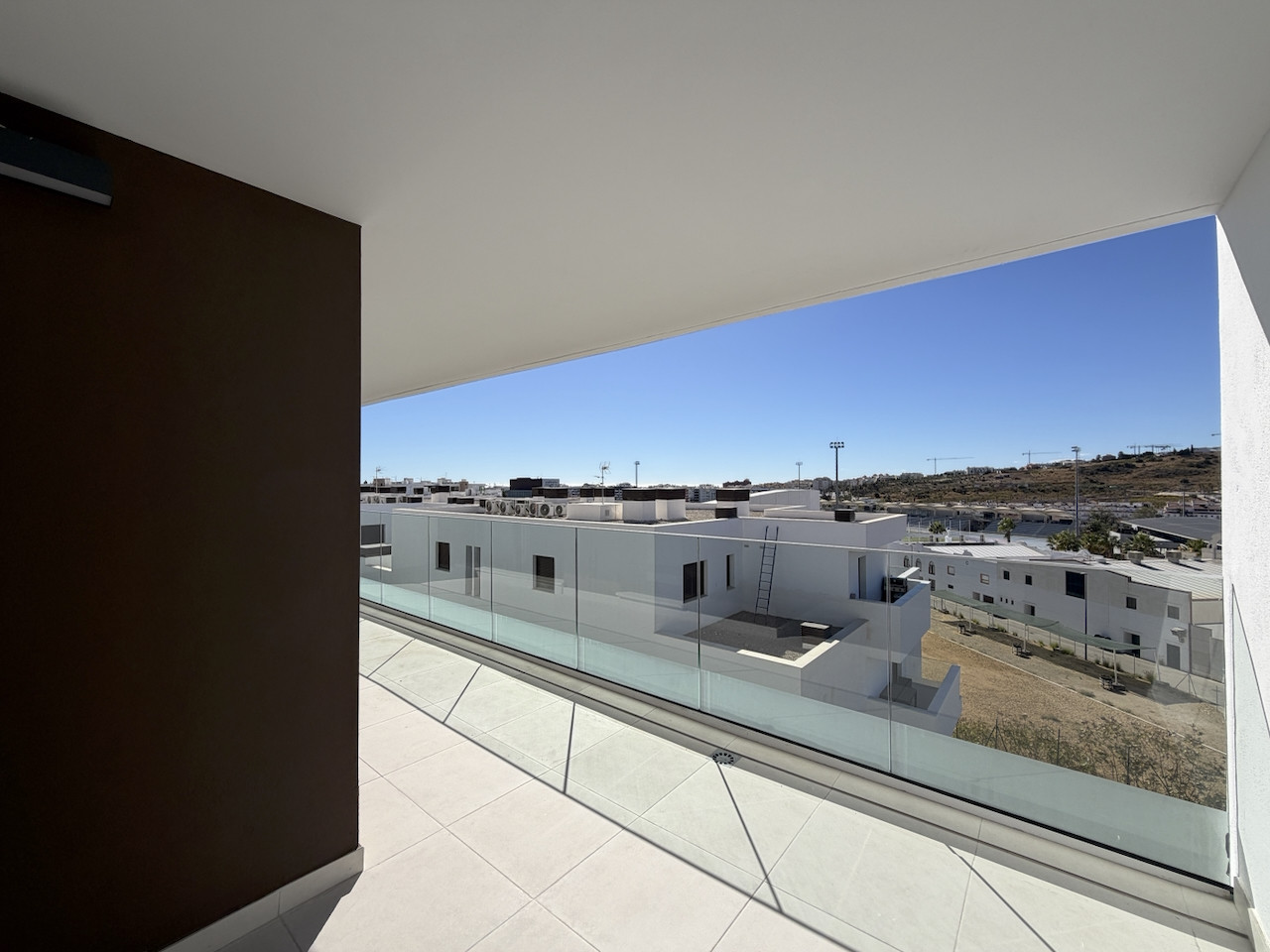 Moderno apartamento de tres dormitorios en Estepona con vistas panorámicas