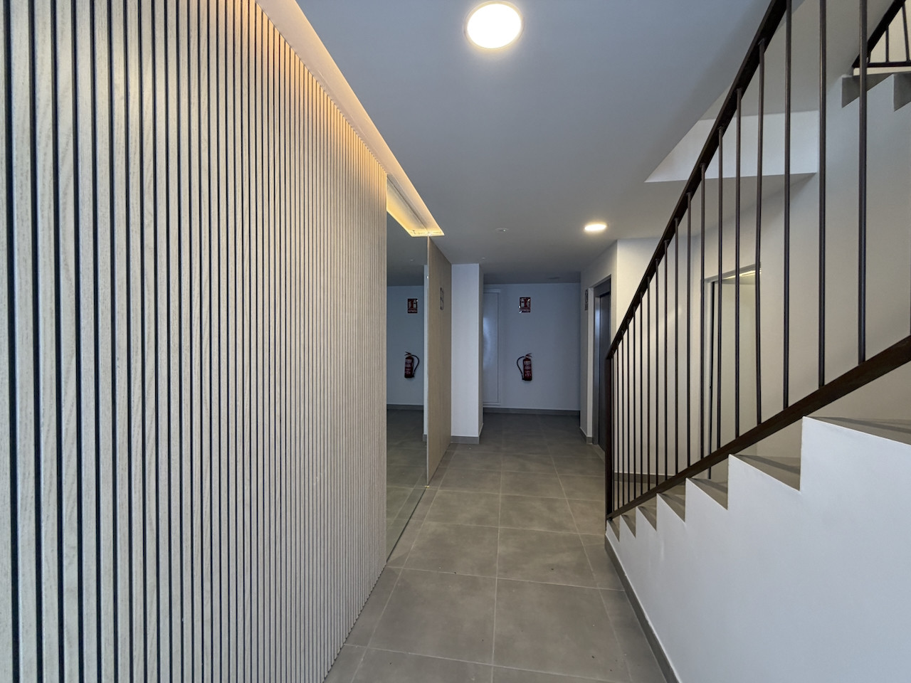 Moderno apartamento de tres dormitorios en Estepona con vistas panorámicas