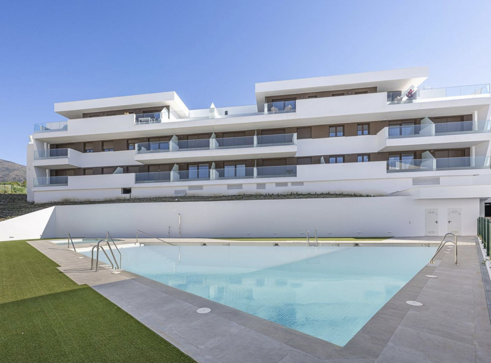 Moderno apartamento de tres dormitorios en Estepona con vistas panorámicas