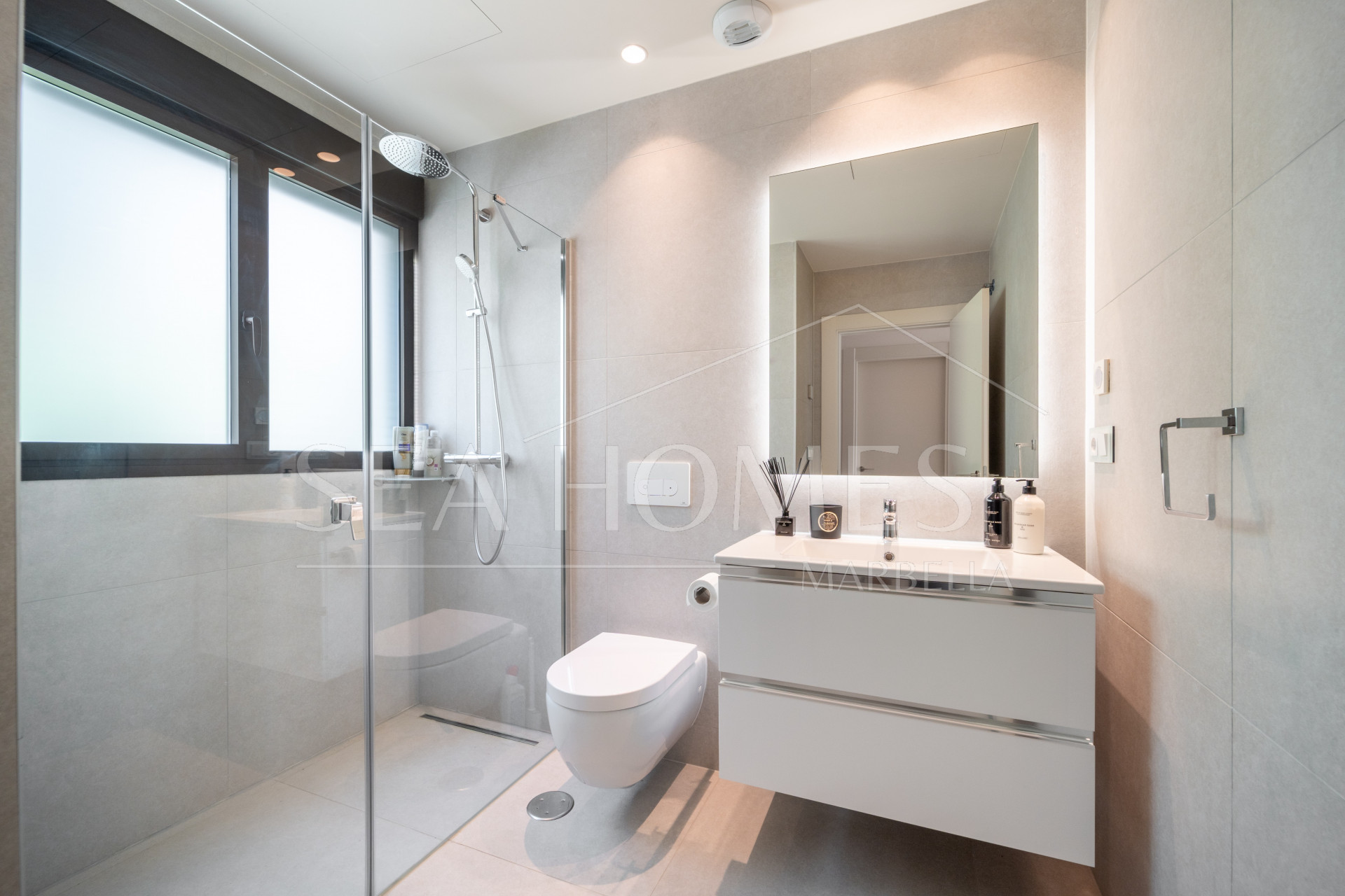 EXCLUSIVE BEACHSIDE TOWNHOUSE WITH PRIVATE POOL AND PANORAMIC SEA VIEWS