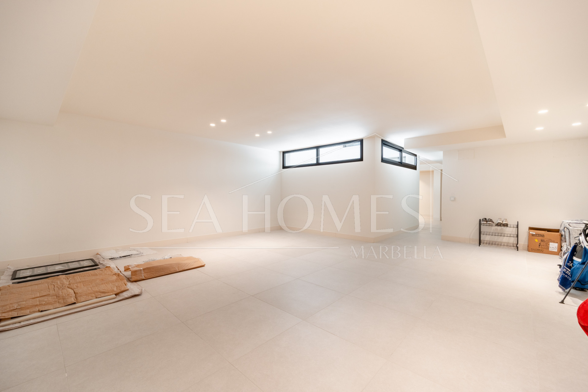 EXCLUSIVE BEACHSIDE TOWNHOUSE WITH PRIVATE POOL AND PANORAMIC SEA VIEWS