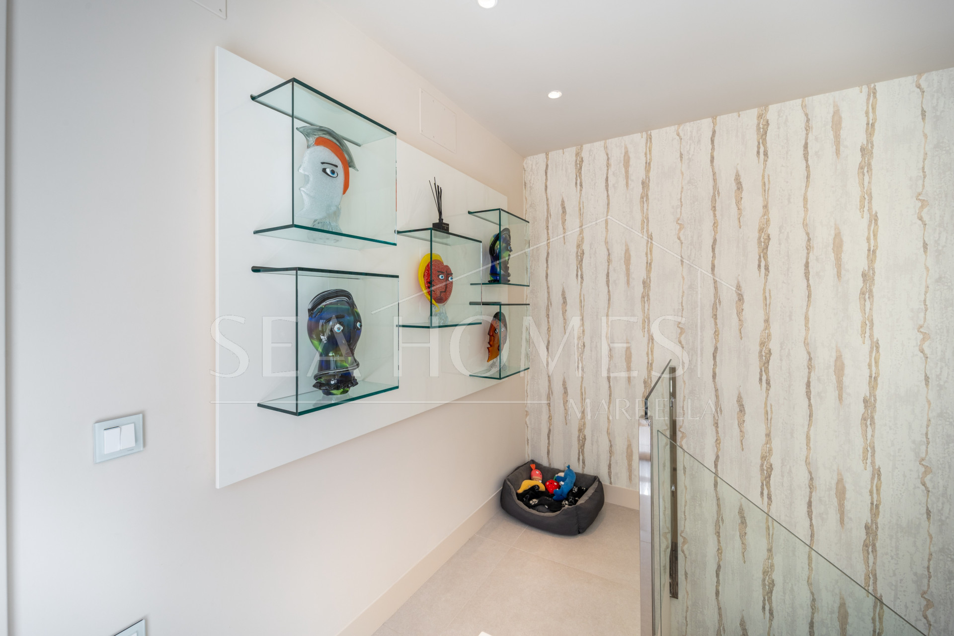 EXCLUSIVE BEACHSIDE TOWNHOUSE WITH PRIVATE POOL AND PANORAMIC SEA VIEWS