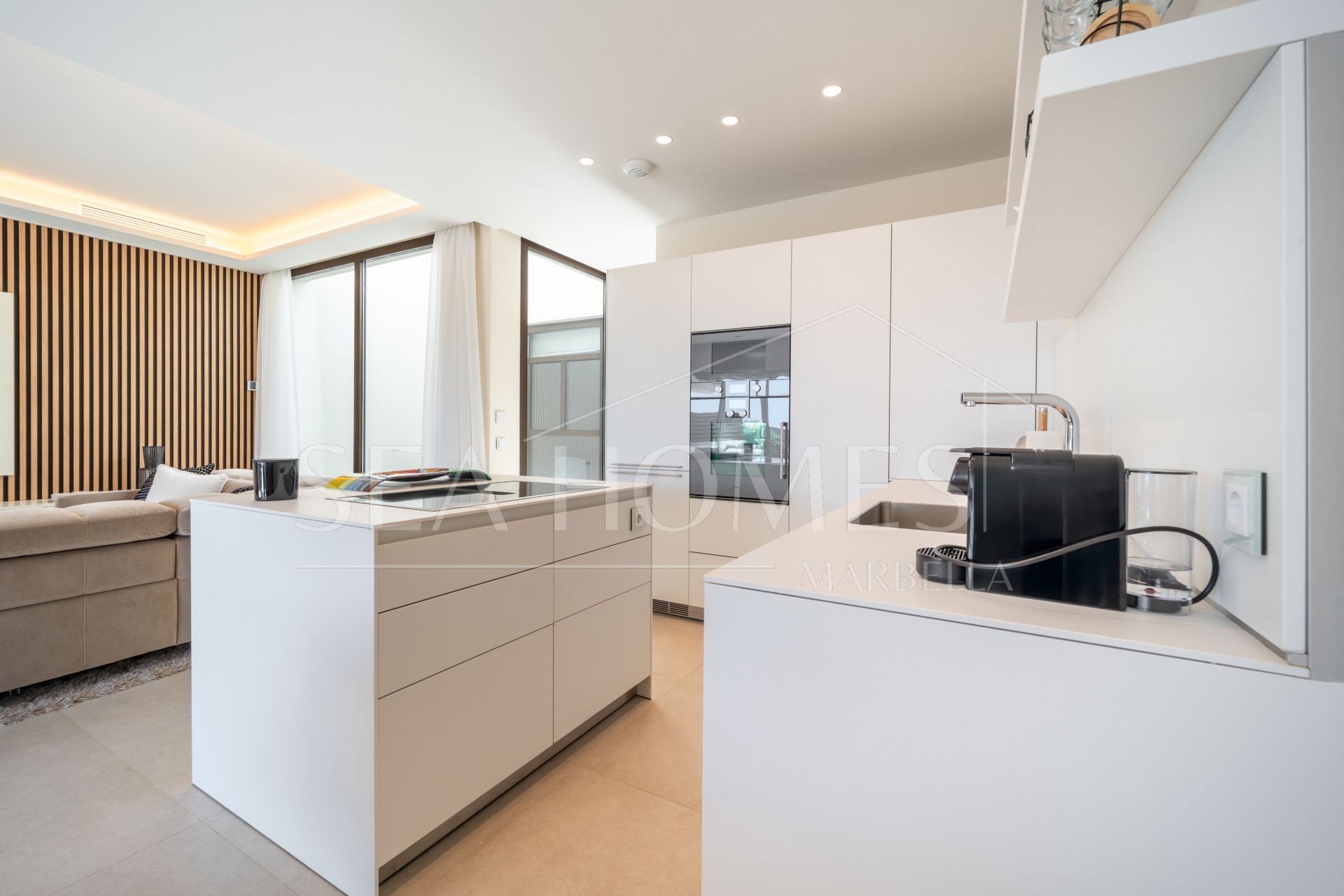 EXCLUSIVE BEACHSIDE TOWNHOUSE WITH PRIVATE POOL AND PANORAMIC SEA VIEWS