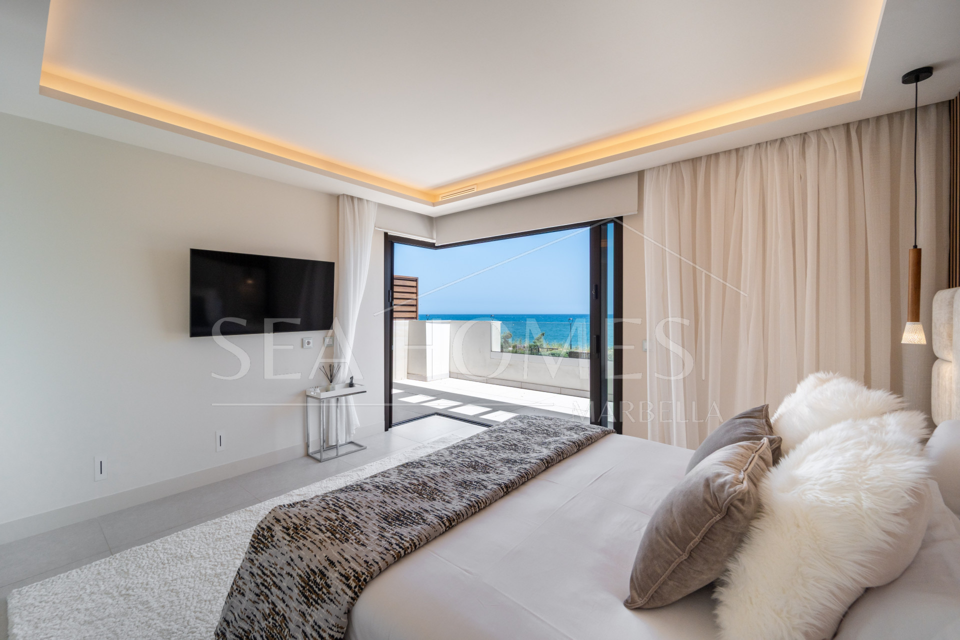 EXCLUSIVE BEACHSIDE TOWNHOUSE WITH PRIVATE POOL AND PANORAMIC SEA VIEWS