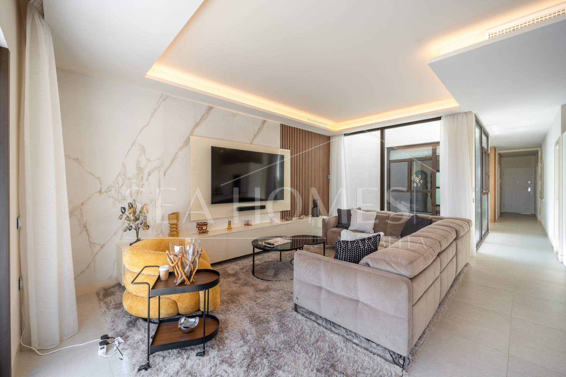 EXCLUSIVE BEACHSIDE TOWNHOUSE WITH PRIVATE POOL AND PANORAMIC SEA VIEWS