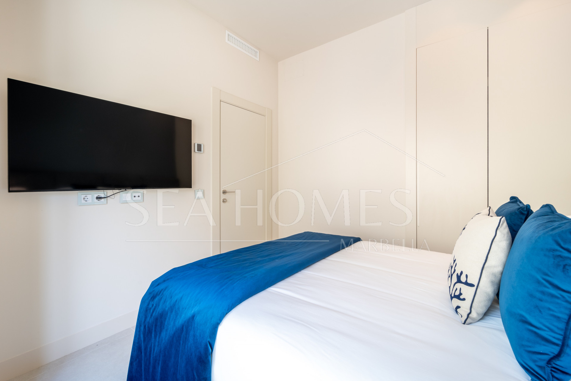 EXCLUSIVE BEACHSIDE TOWNHOUSE WITH PRIVATE POOL AND PANORAMIC SEA VIEWS