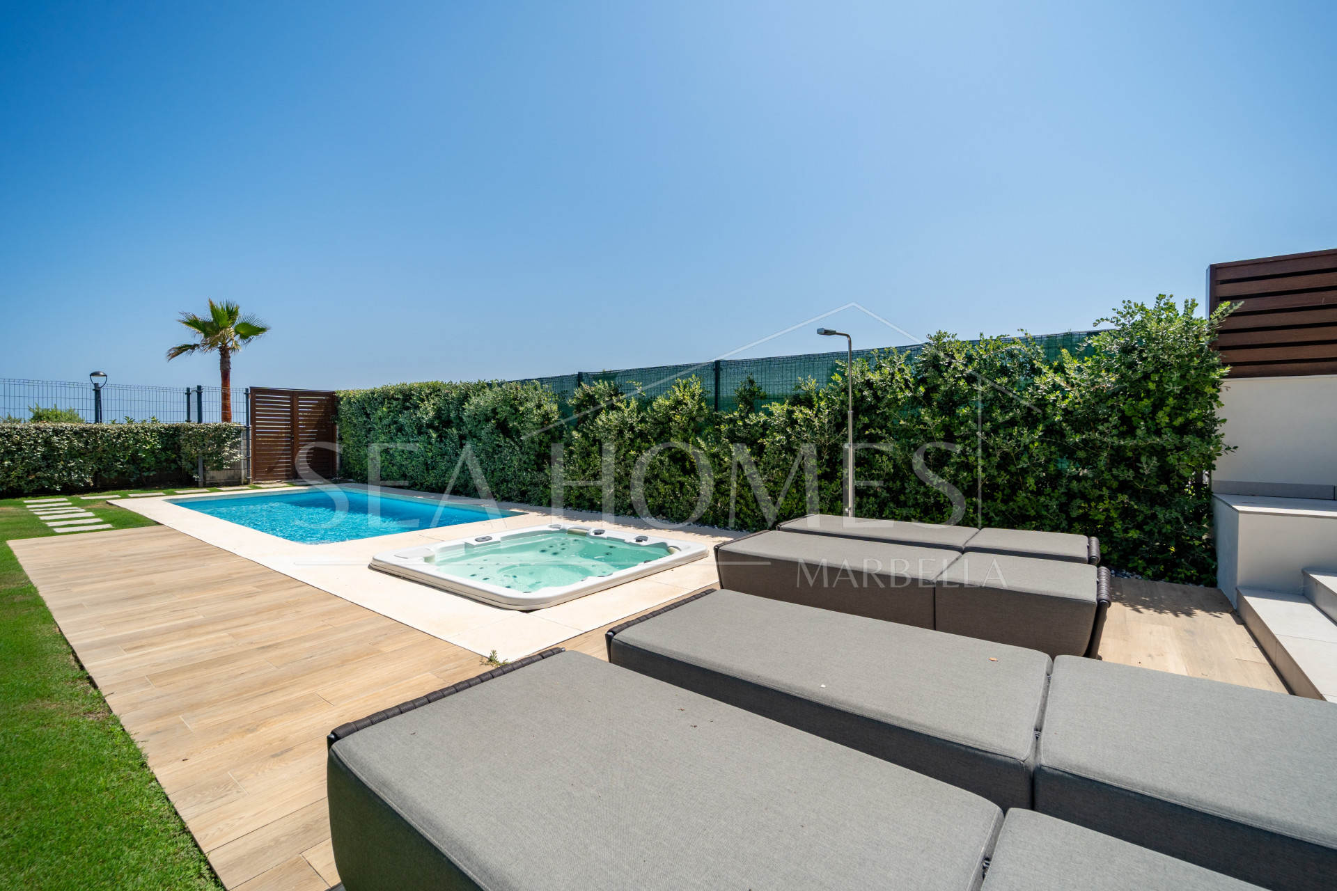 EXCLUSIVE BEACHSIDE TOWNHOUSE WITH PRIVATE POOL AND PANORAMIC SEA VIEWS