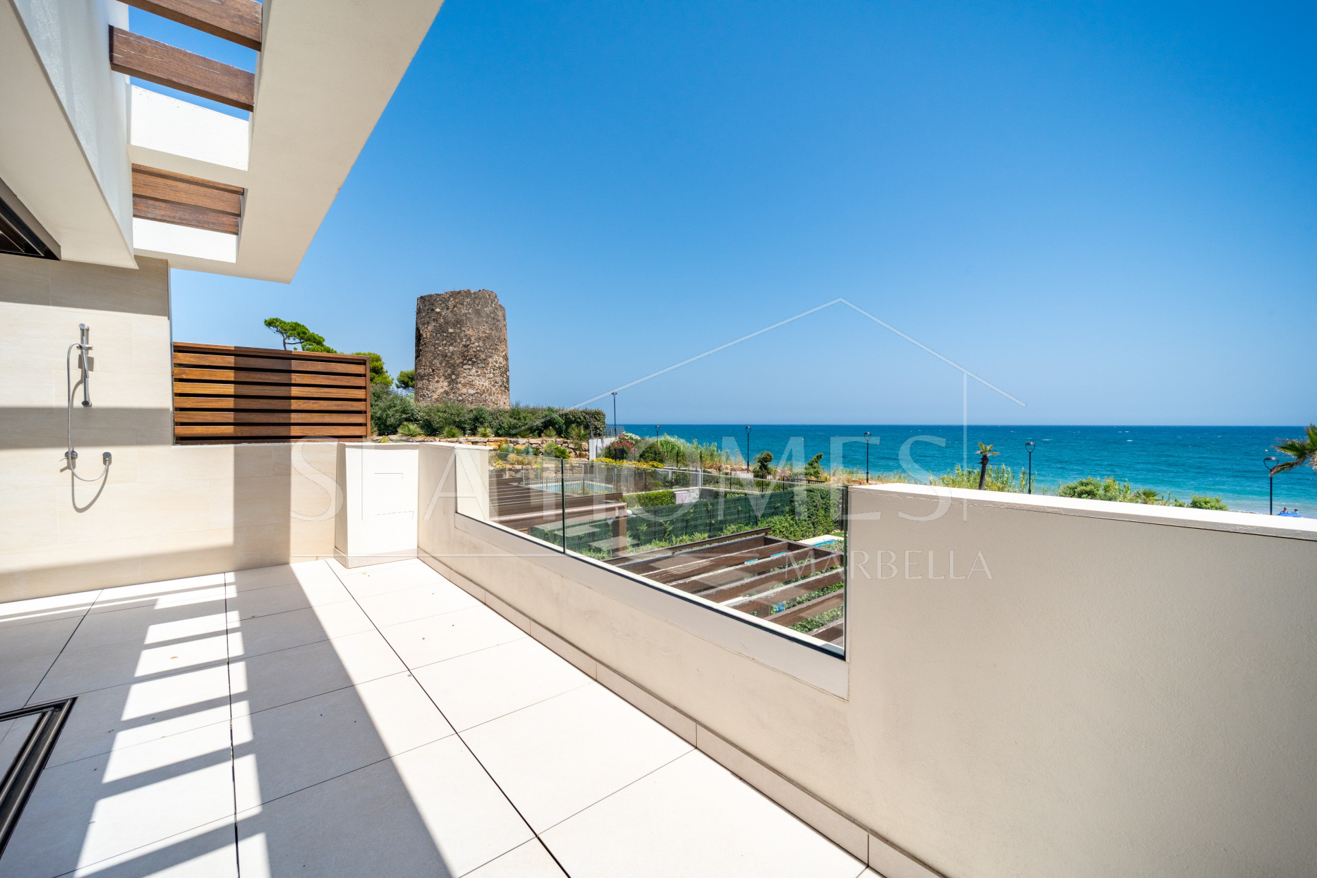 EXCLUSIVE BEACHSIDE TOWNHOUSE WITH PRIVATE POOL AND PANORAMIC SEA VIEWS