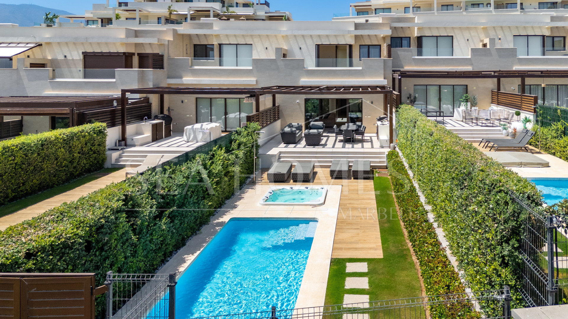 EXCLUSIVE BEACHSIDE TOWNHOUSE WITH PRIVATE POOL AND PANORAMIC SEA VIEWS