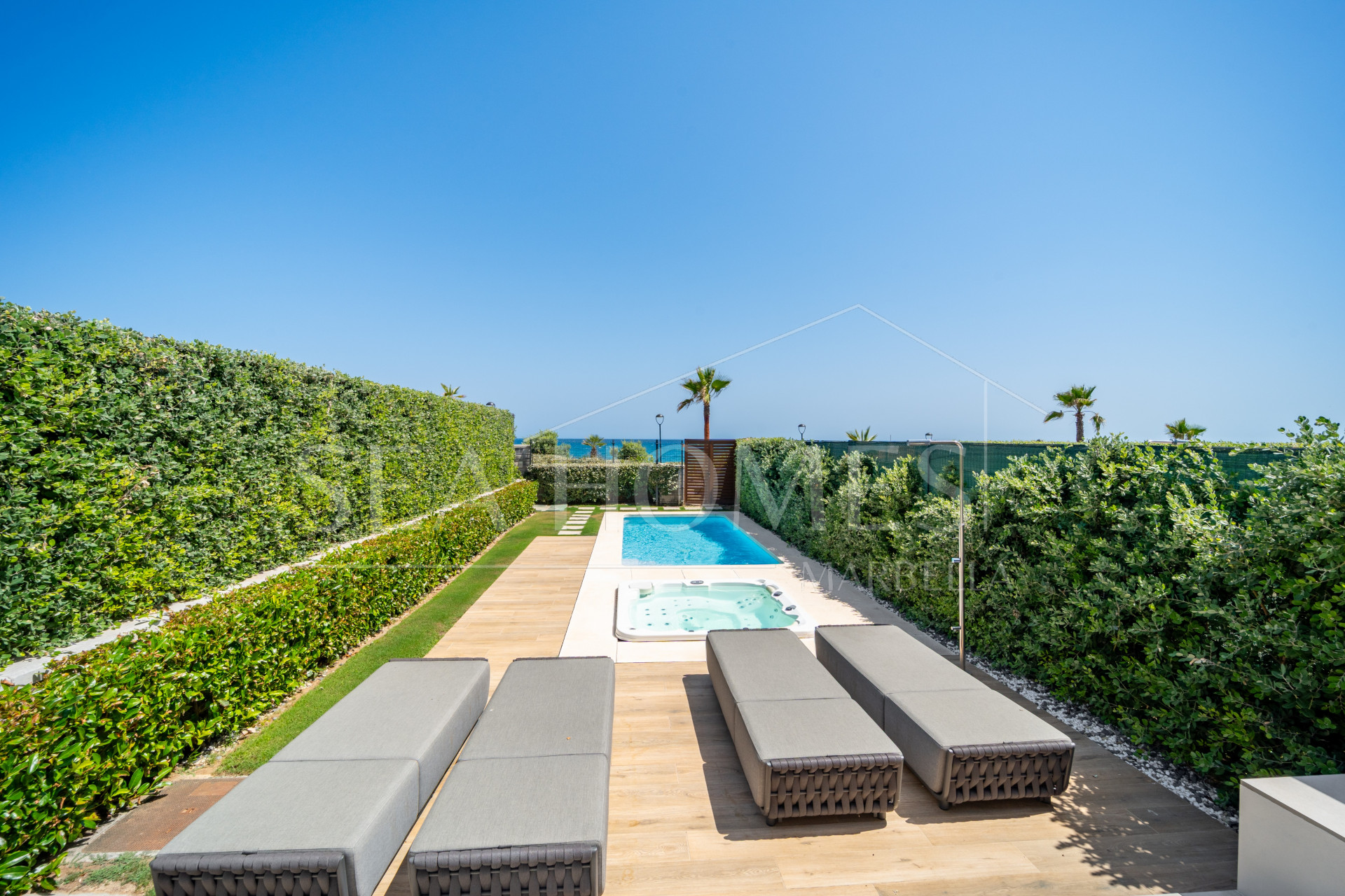 EXCLUSIVE BEACHSIDE TOWNHOUSE WITH PRIVATE POOL AND PANORAMIC SEA VIEWS
