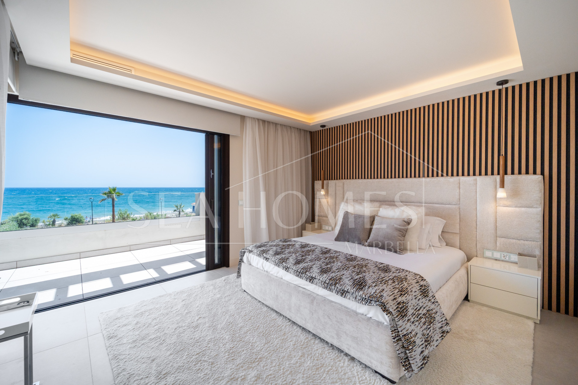 EXCLUSIVE BEACHSIDE TOWNHOUSE WITH PRIVATE POOL AND PANORAMIC SEA VIEWS