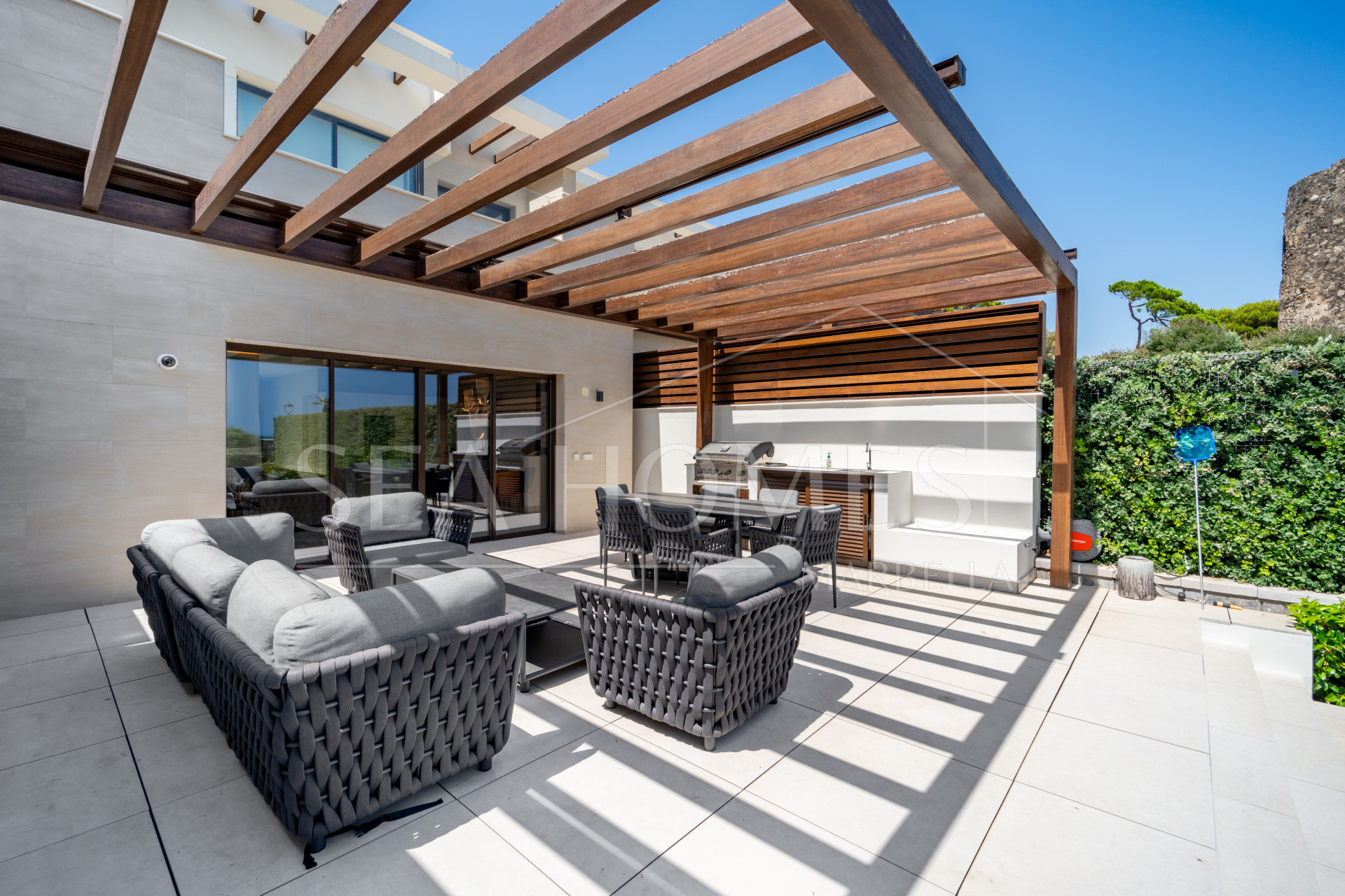 EXCLUSIVE BEACHSIDE TOWNHOUSE WITH PRIVATE POOL AND PANORAMIC SEA VIEWS