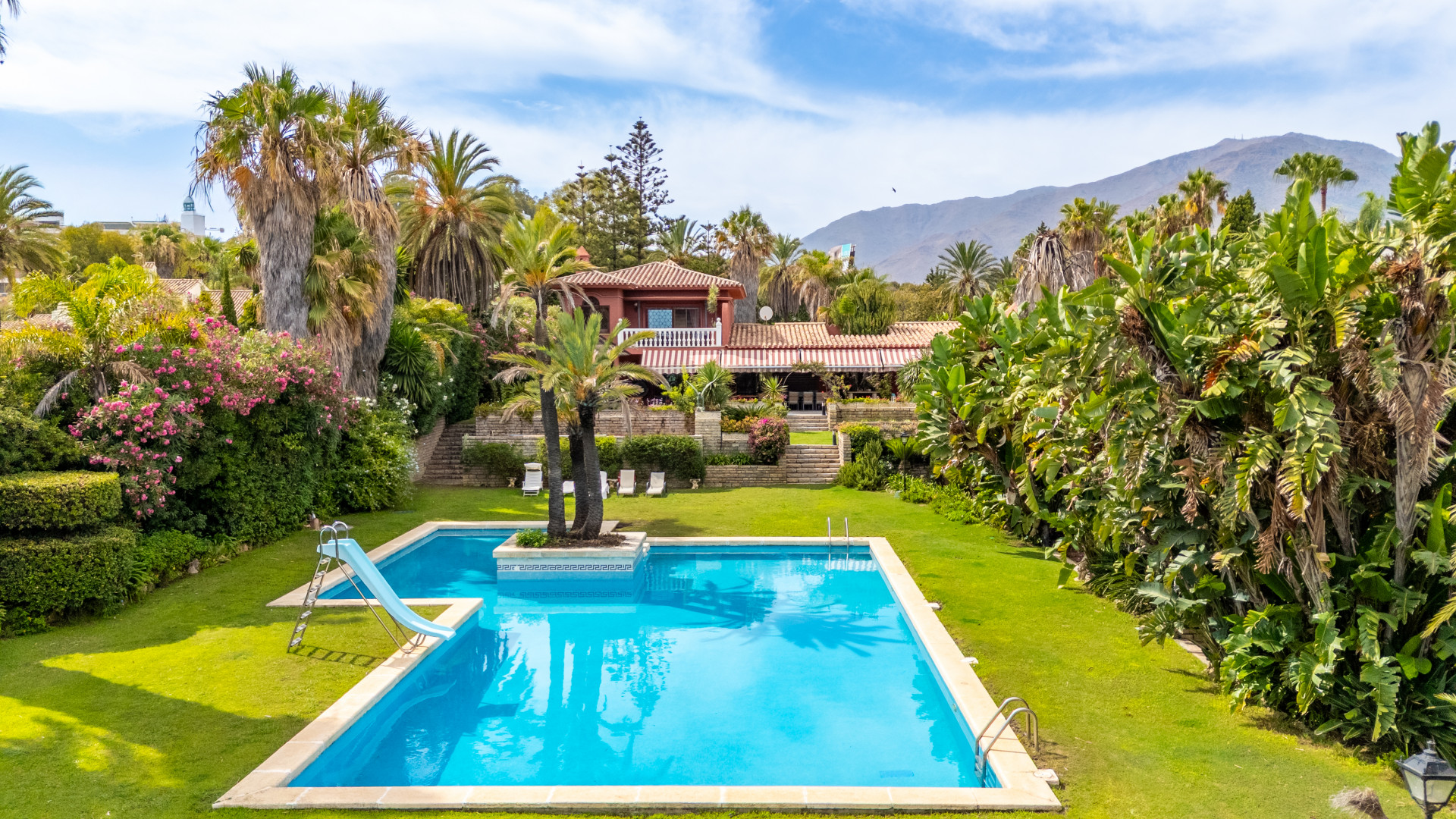 ICÓNICA VILLA FRENTE AL MAR CON POTENCIAL INIGUALABLE EN ESTEPONA