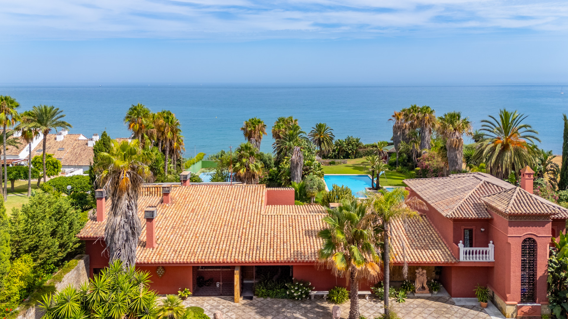 ICÓNICA VILLA FRENTE AL MAR CON POTENCIAL INIGUALABLE EN ESTEPONA