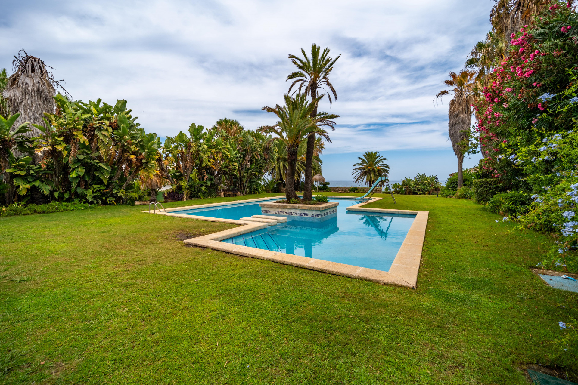 ICÓNICA VILLA FRENTE AL MAR CON POTENCIAL INIGUALABLE EN ESTEPONA